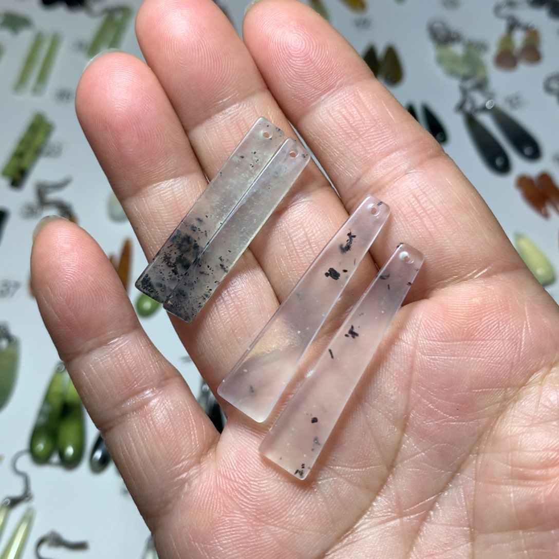 蛇纹石玉耳环未镶嵌