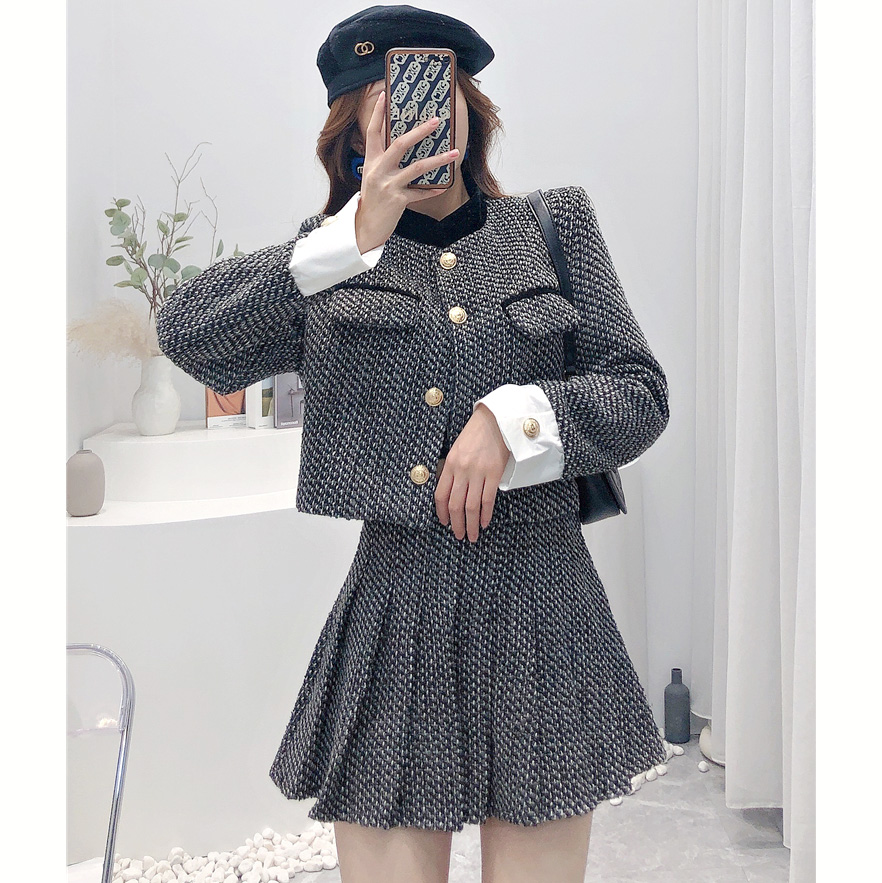 随机衣服一件