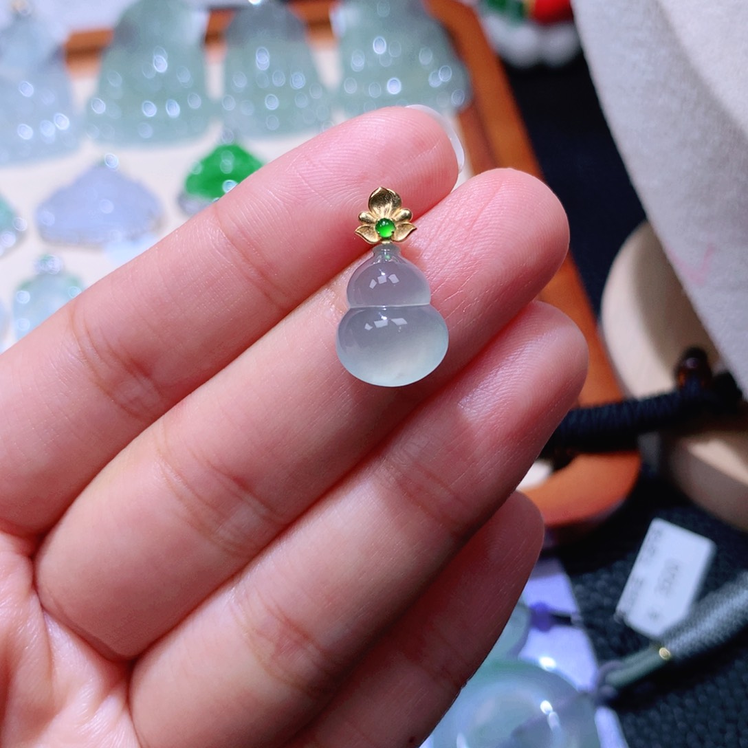 颈饰18K金镶嵌翡翠葫芦