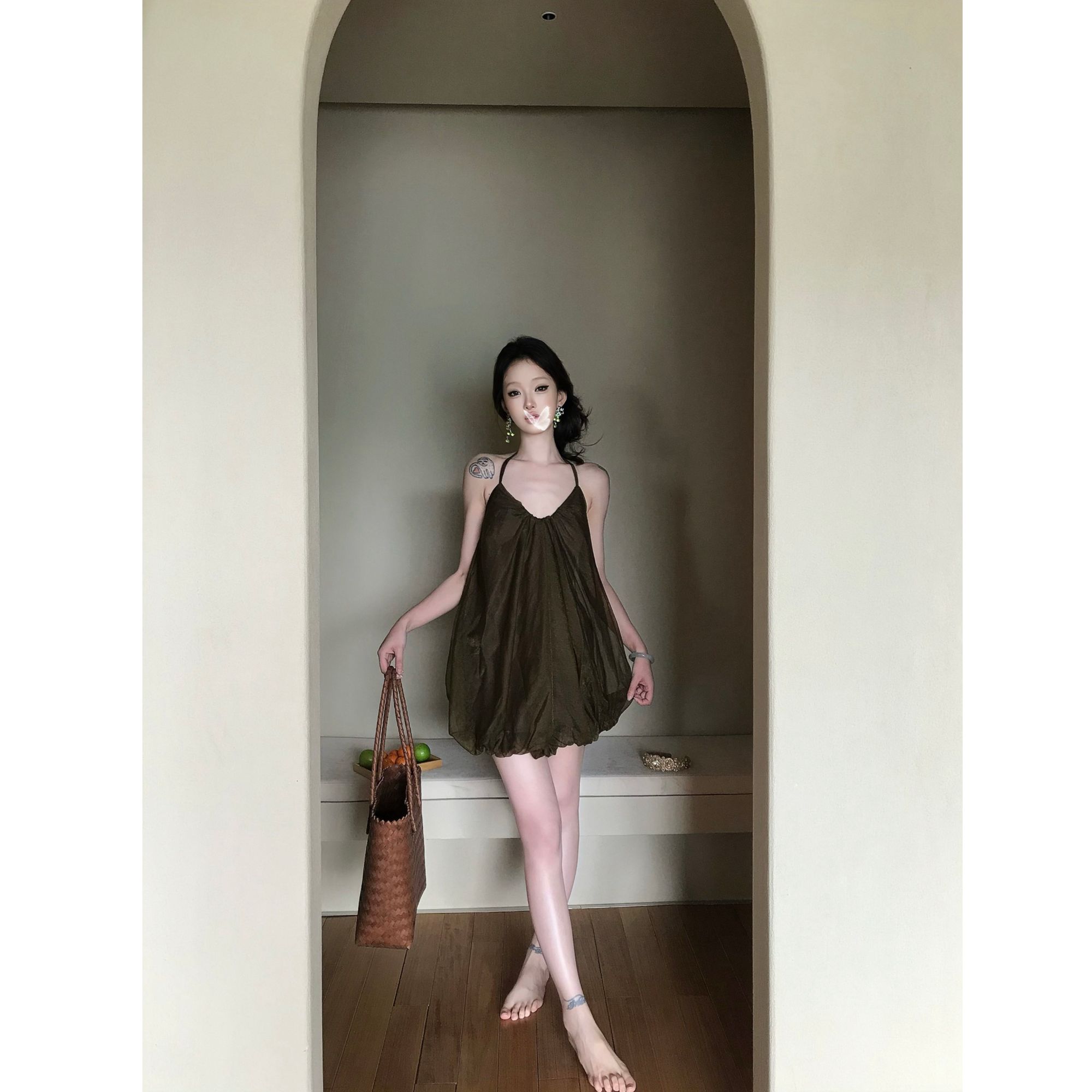 优秀的金蘑菇花苞挂脖系带度假墨绿露背弹力纱裙连衣裙短裙