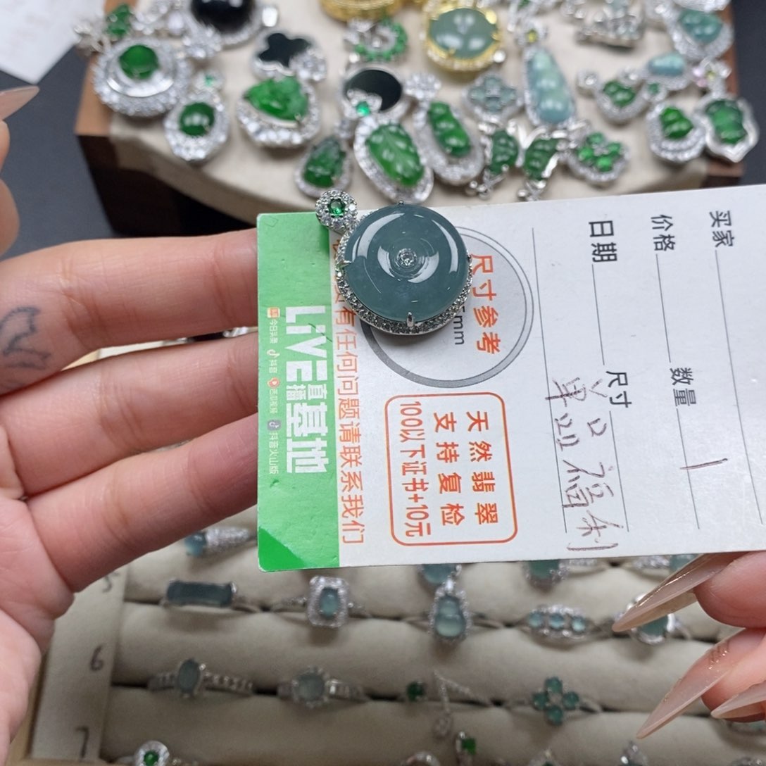 翡翠颈饰未镶嵌翡翠