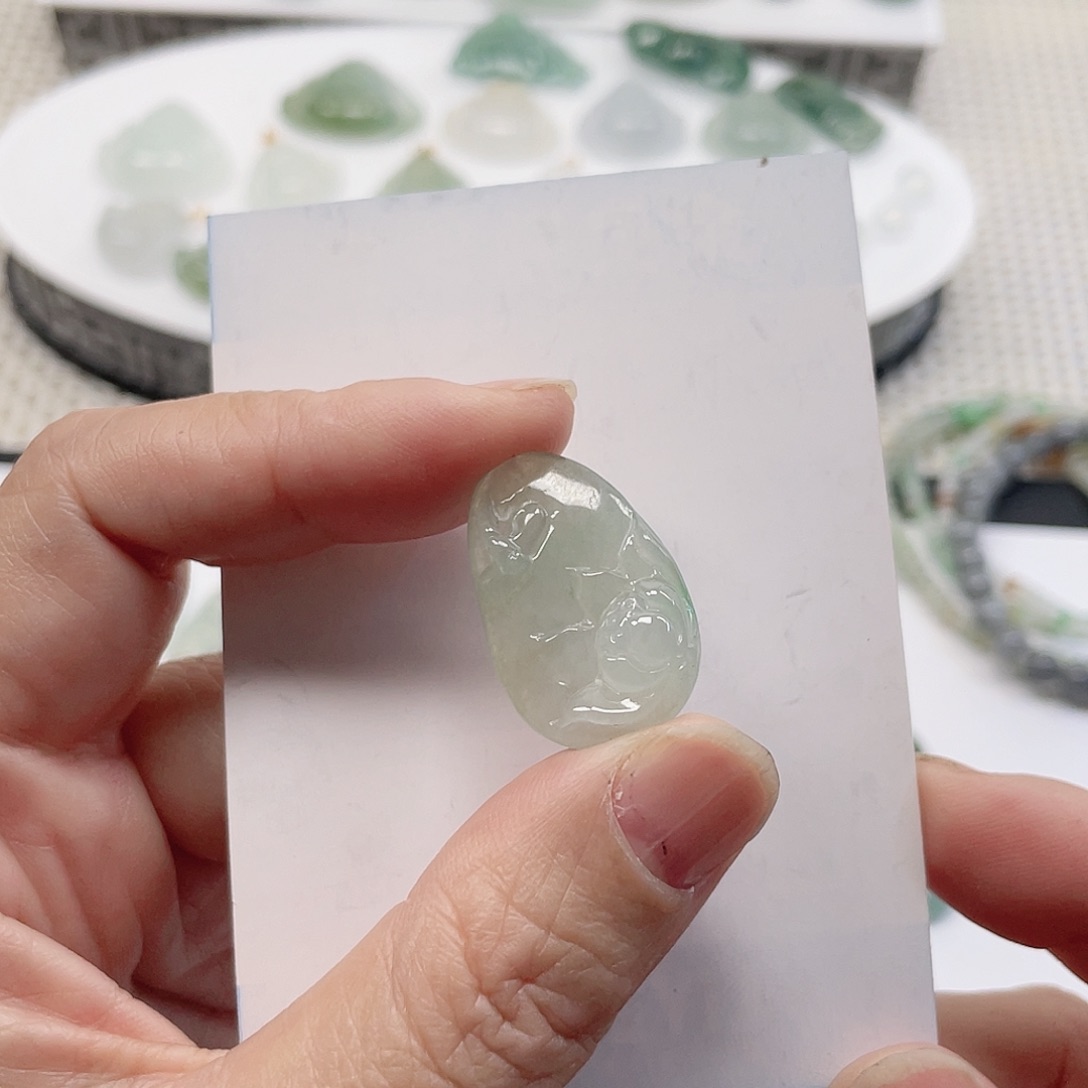 翡翠未镶嵌颈饰莲花