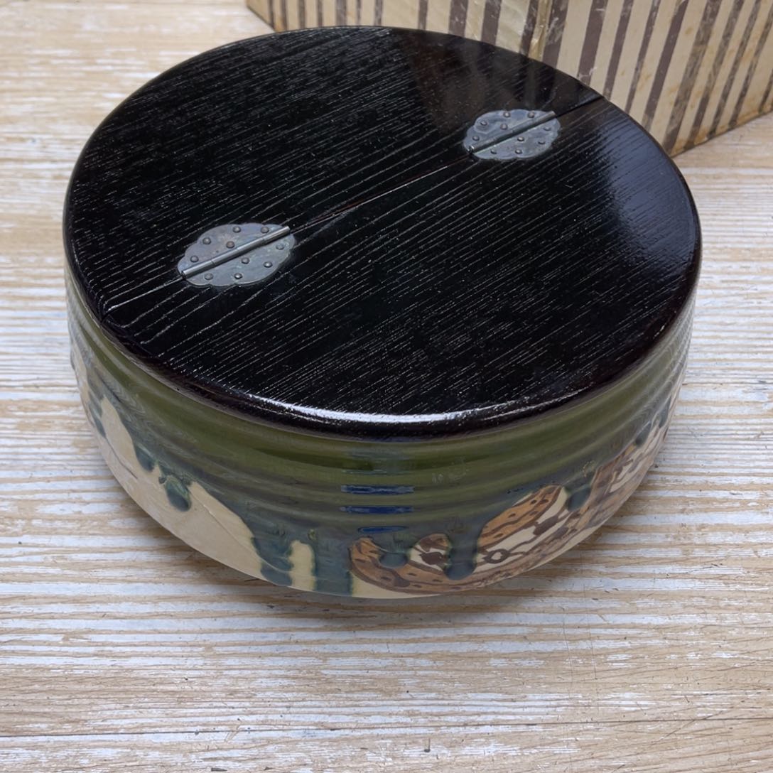 瓷片东**文密密麻麻地排列着一个