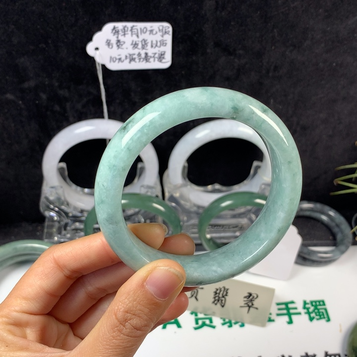 翡翠未镶嵌手镯80号。  59圈