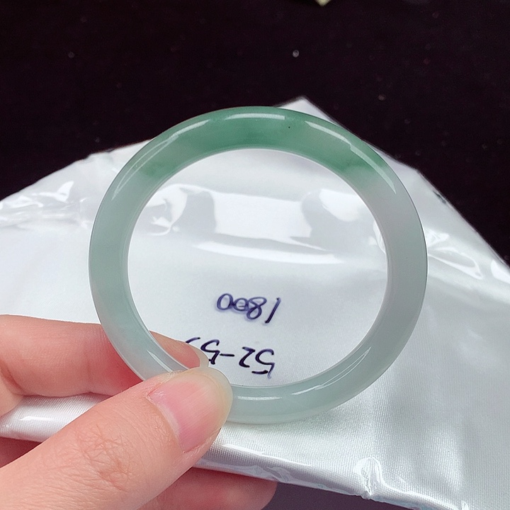 翡翠手镯未镶嵌翡翠