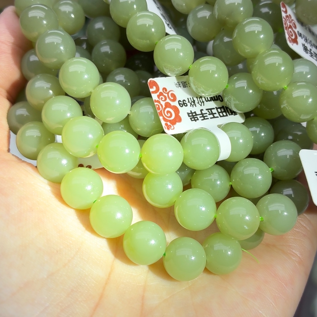和田玉未镶嵌手镯牛油果色