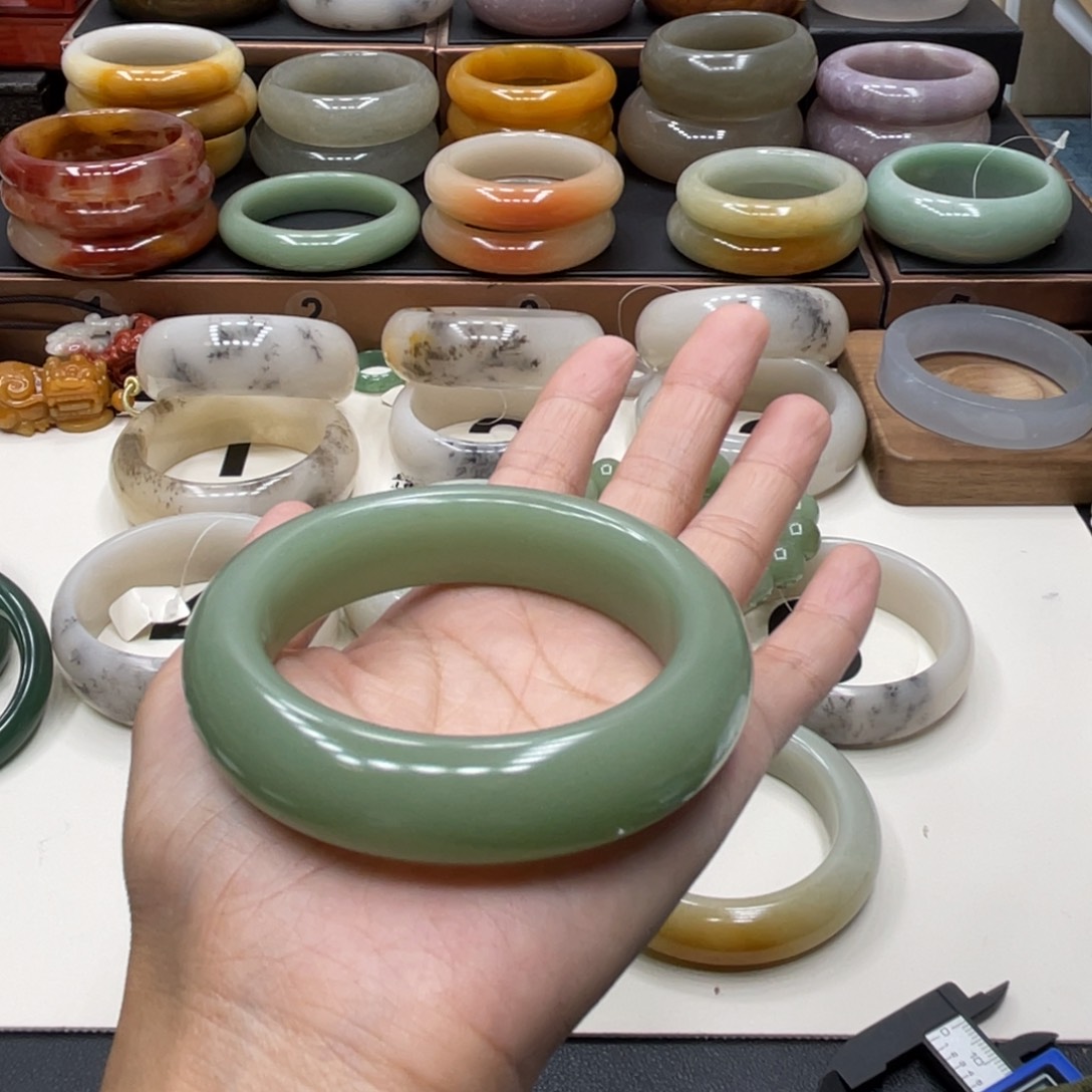 小***候未镶嵌石英岩玉珠宝奇石