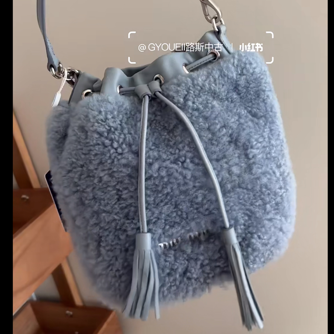 95新 MIU MIU/缪缪 miumiu蓝色羊羔毛小水桶包