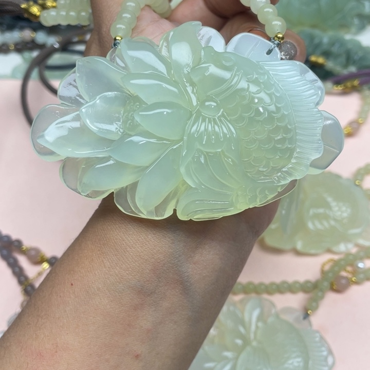 光***宝蛇纹石玉未镶嵌颈饰