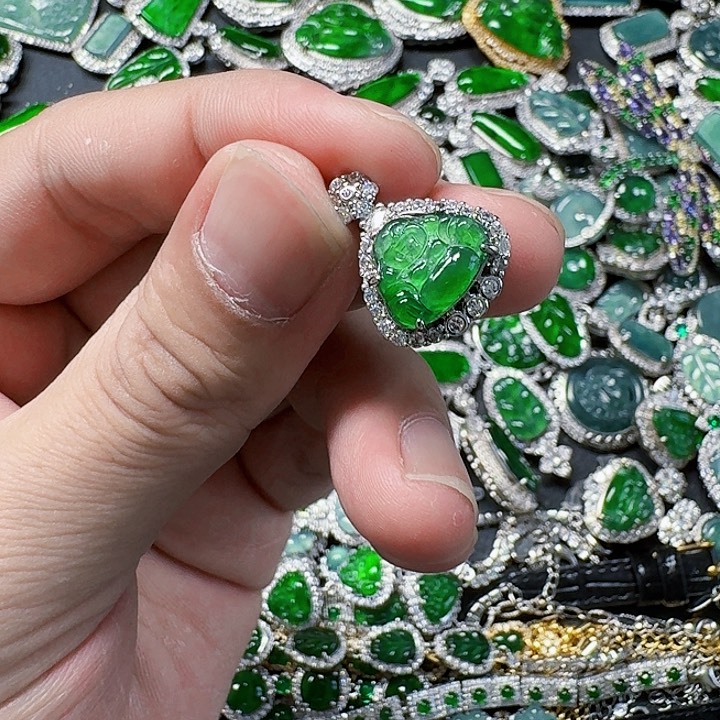 翡翠颈饰未镶嵌天然A货翡翠放漏