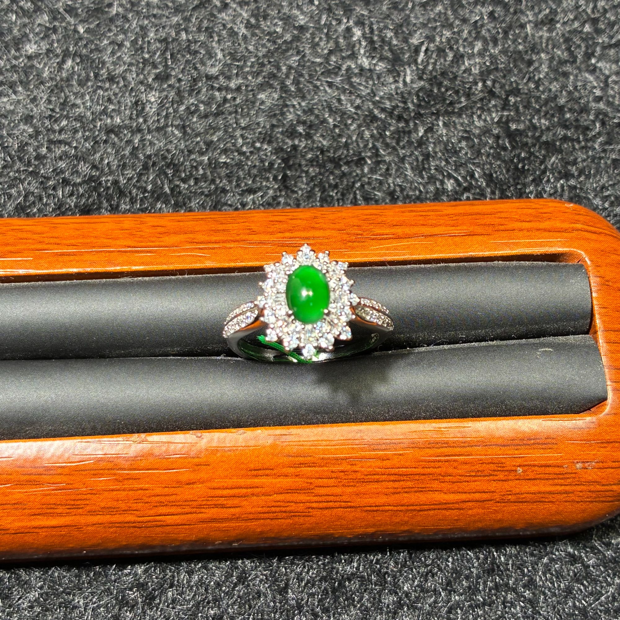 【聚鑫珠宝】天然翡翠A货满绿椭圆蛋面戒精致女款多样性发货y020