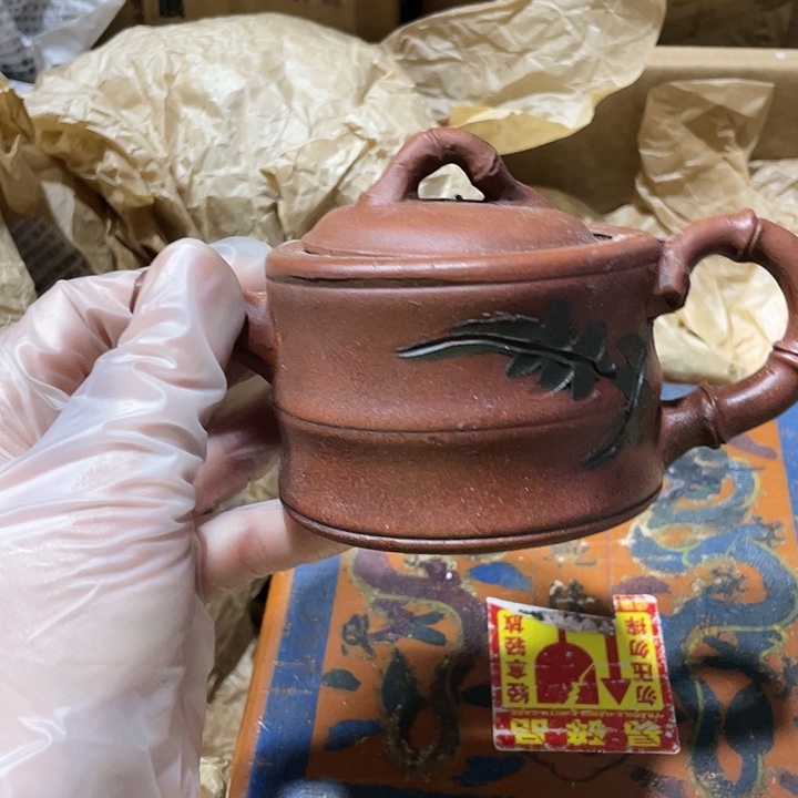 茶壶紫砂原矿泥料手工制作的一把紫砂壶。