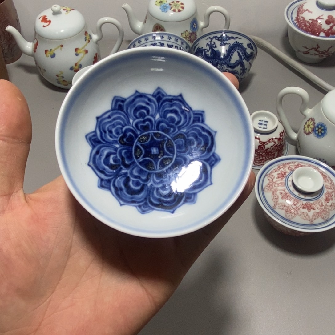 青花手绘陶瓷杯子