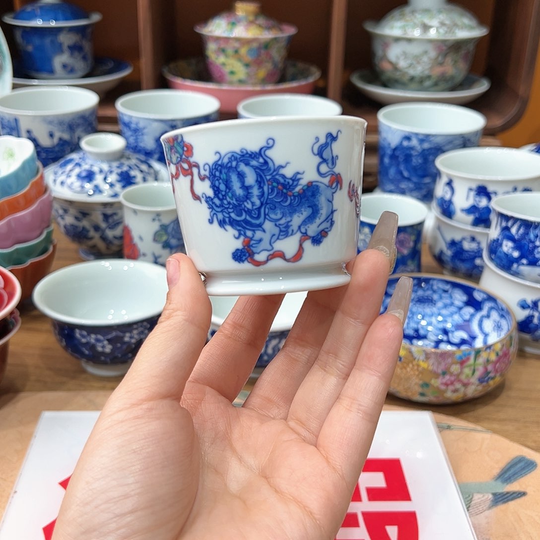 全品青花斗彩狮子