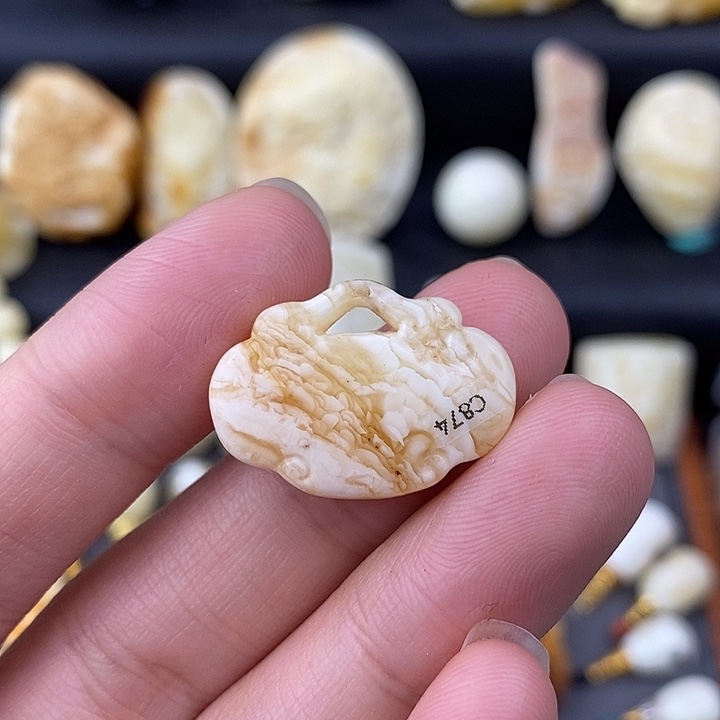 琥珀未镶嵌裸石虎皮如意c874