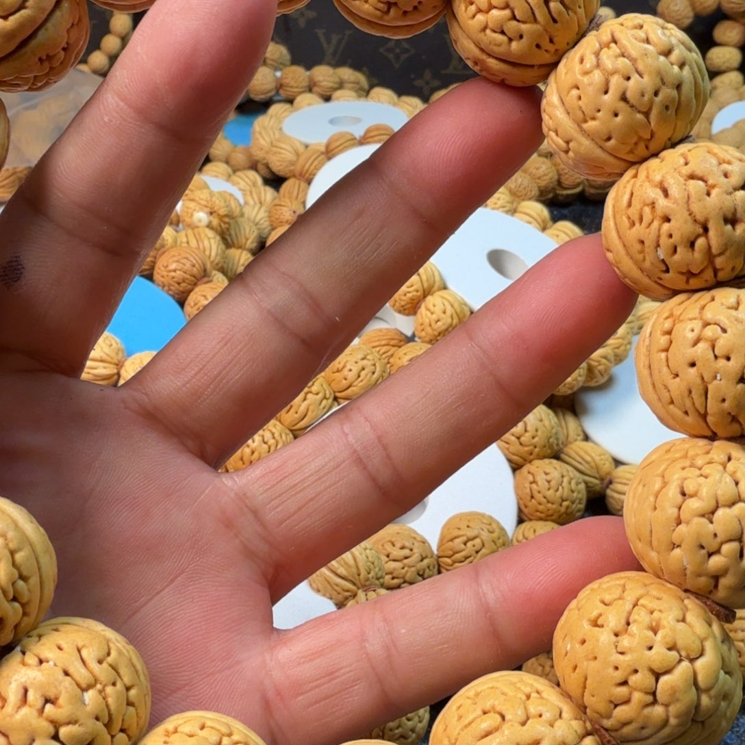 刘***豪桃核吊坠肌肉手持