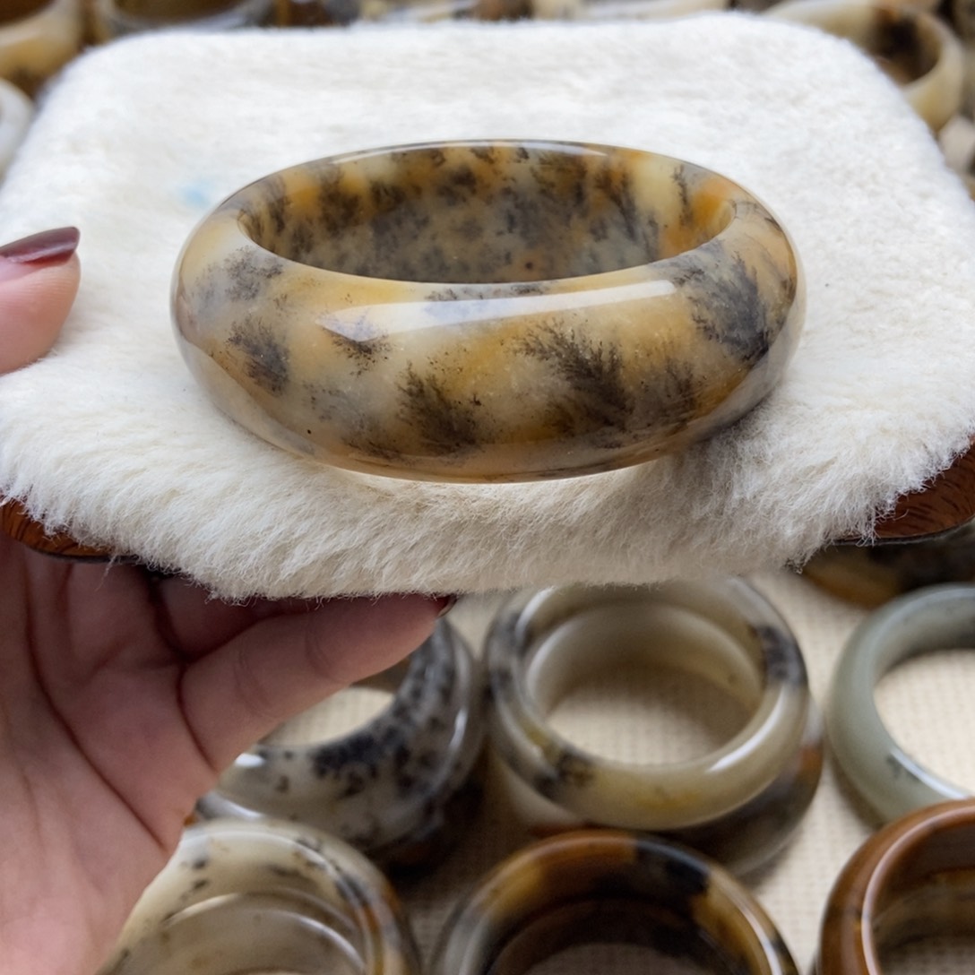 未镶嵌手镯石英质玉（非洲翠）60加口径880米