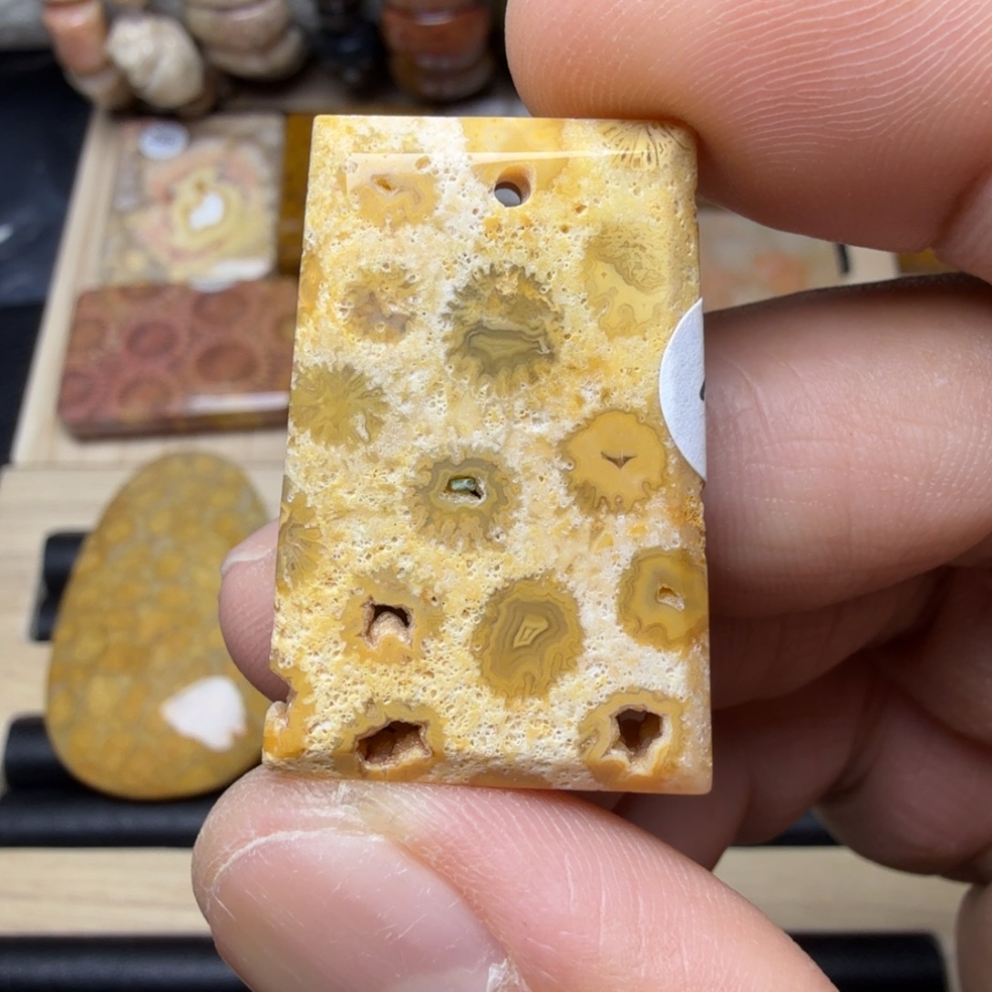 石英质玉未镶嵌纯天然色有机玉石保真色无珠无绳不退换