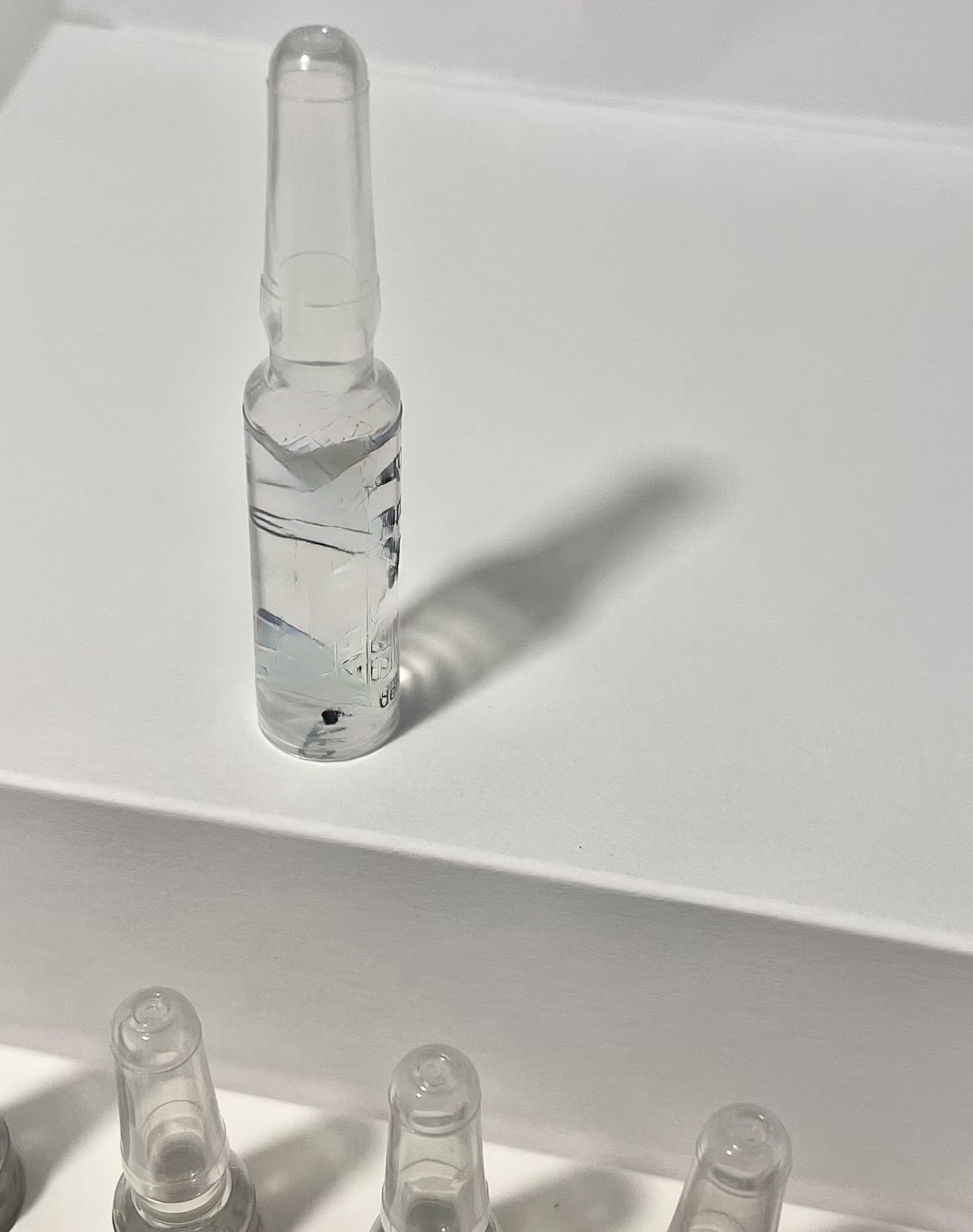 蓝色安瓶精华涂抹