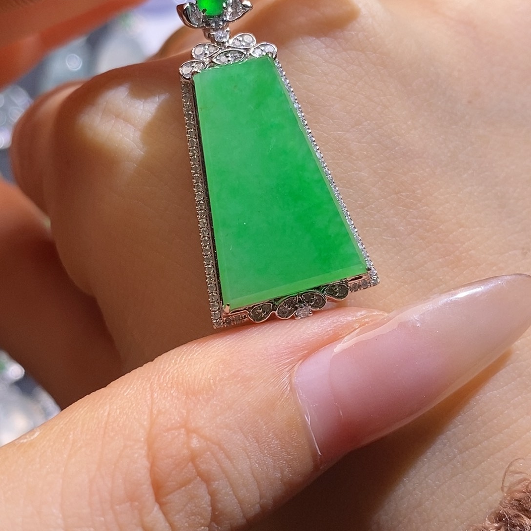 翡翠18K金镶嵌颈饰无事牌