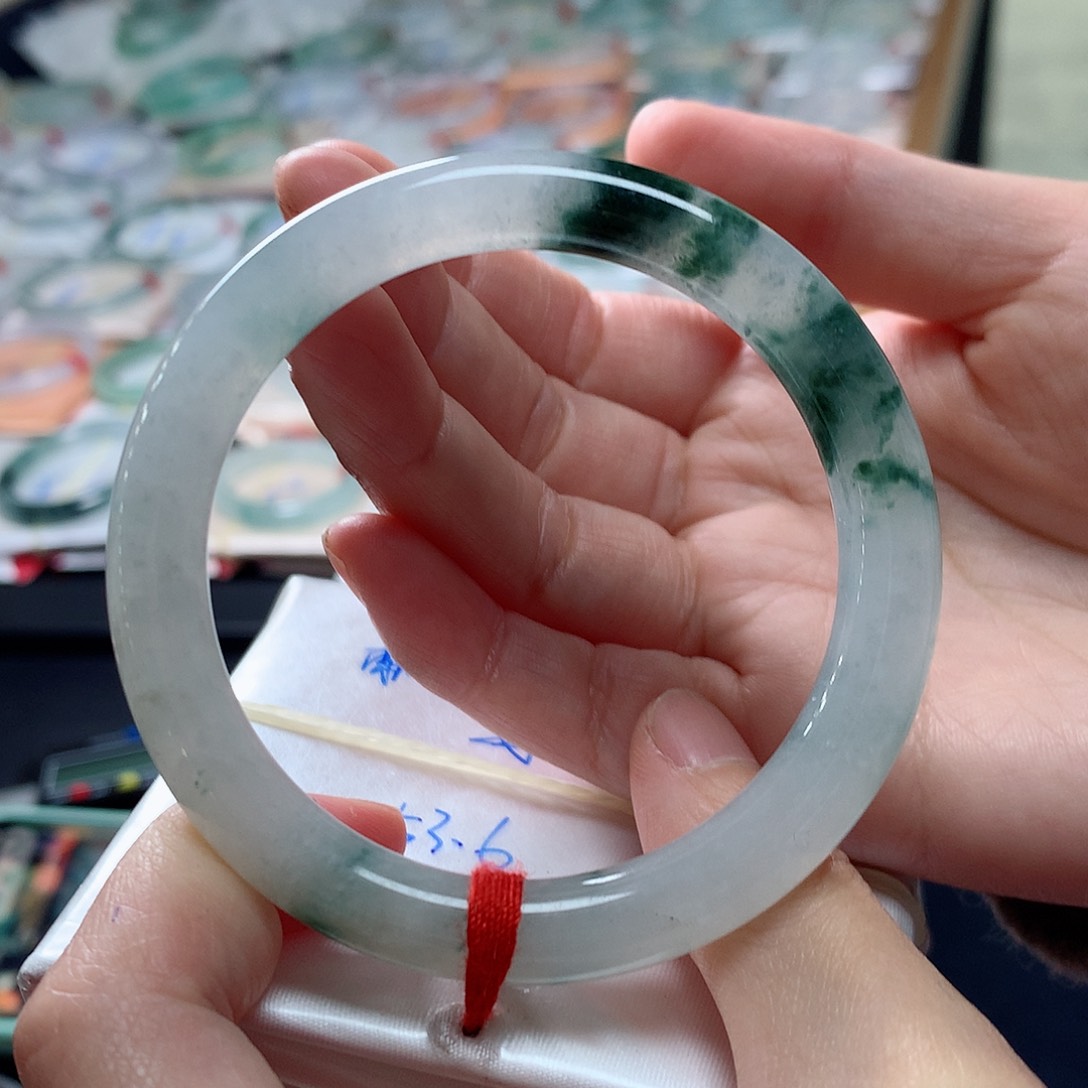 翡翠手镯未镶嵌翡翠