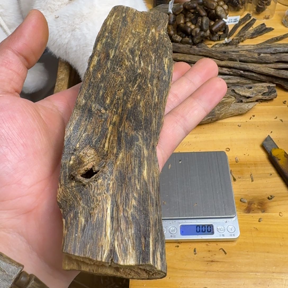 沉香手把件块料紫棋品种60克