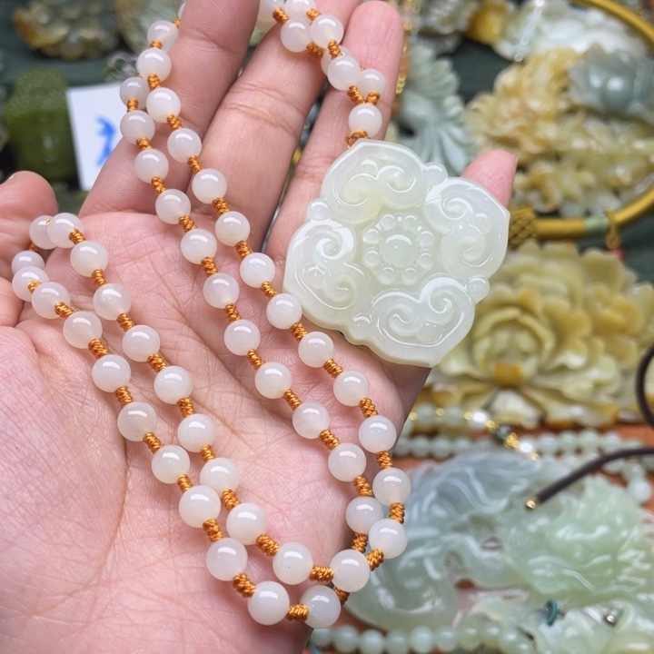 蛇纹石玉吊坠合金