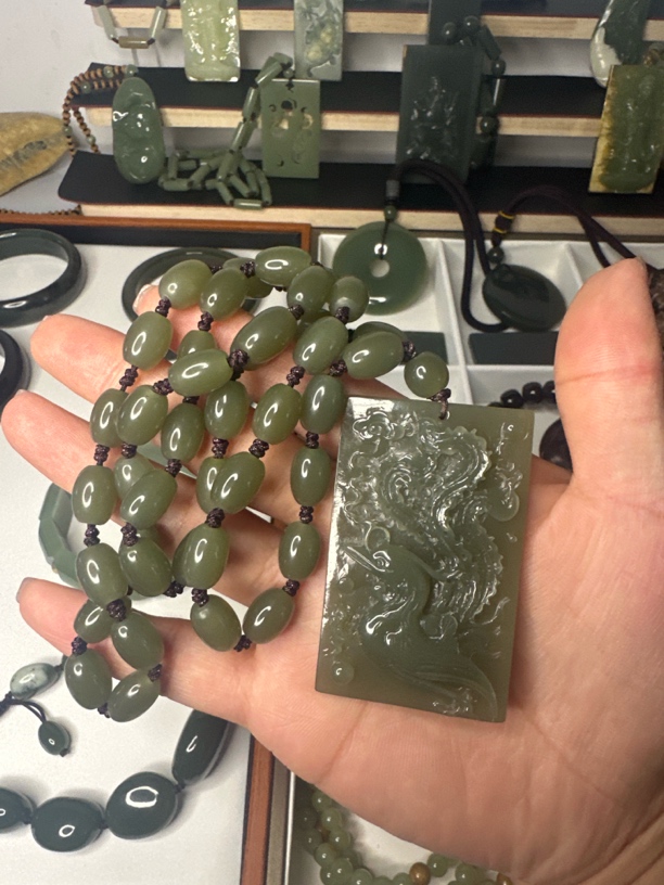 岫岩老玉（透闪石质玉）龙牌