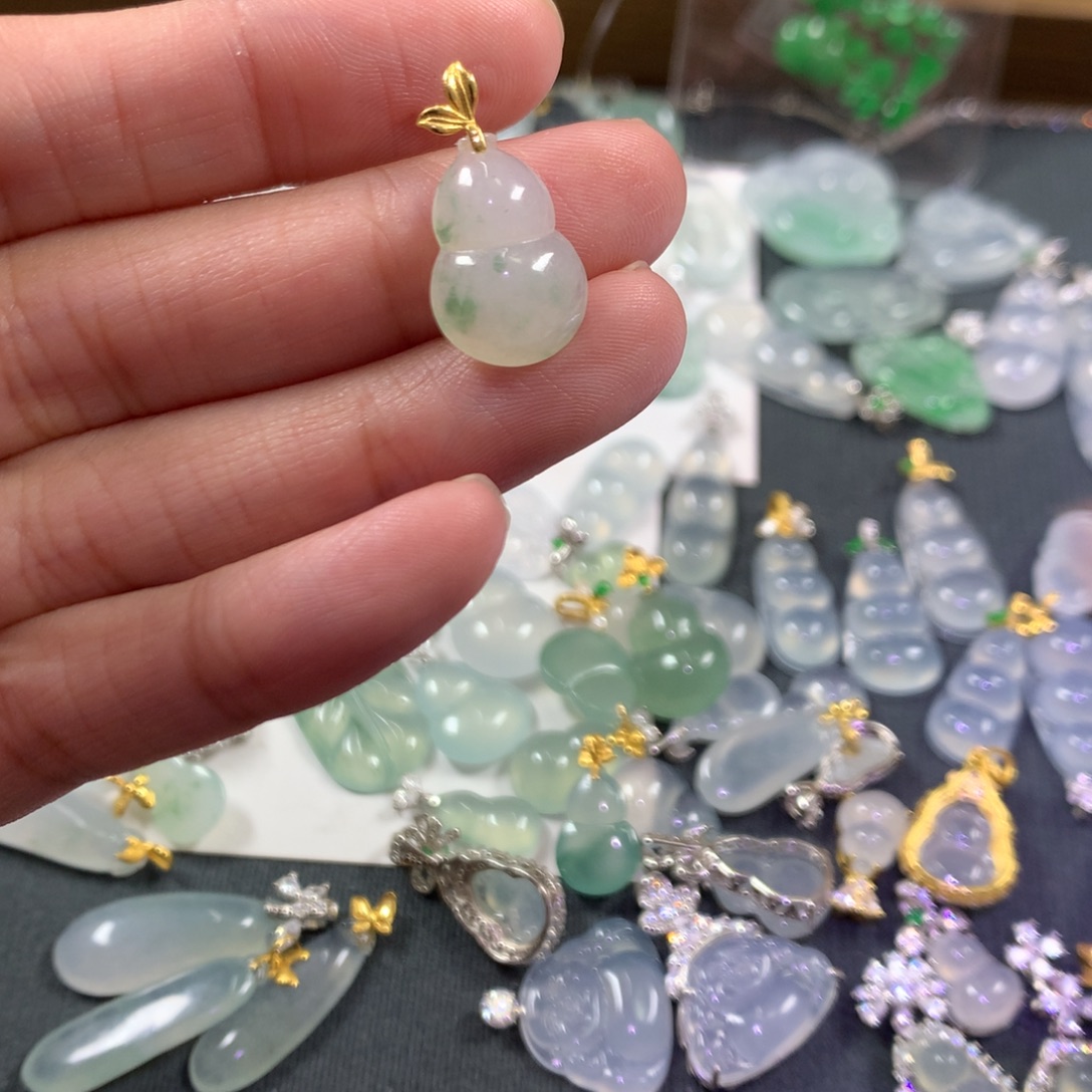 翡翠18K金镶嵌颈饰飘花葫芦打灯有细纹