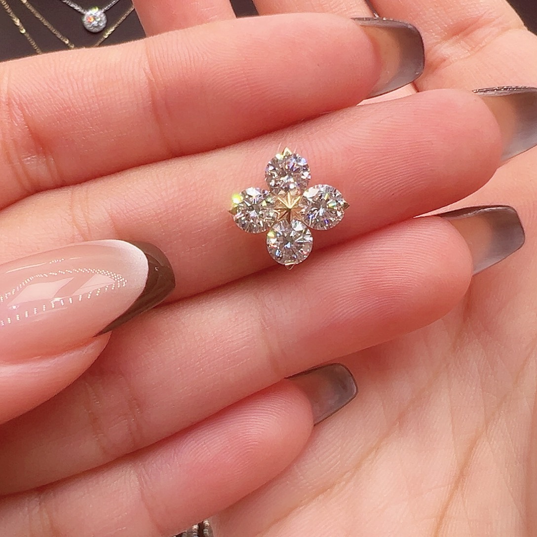 颈饰18K金镶嵌实验室培育钻石