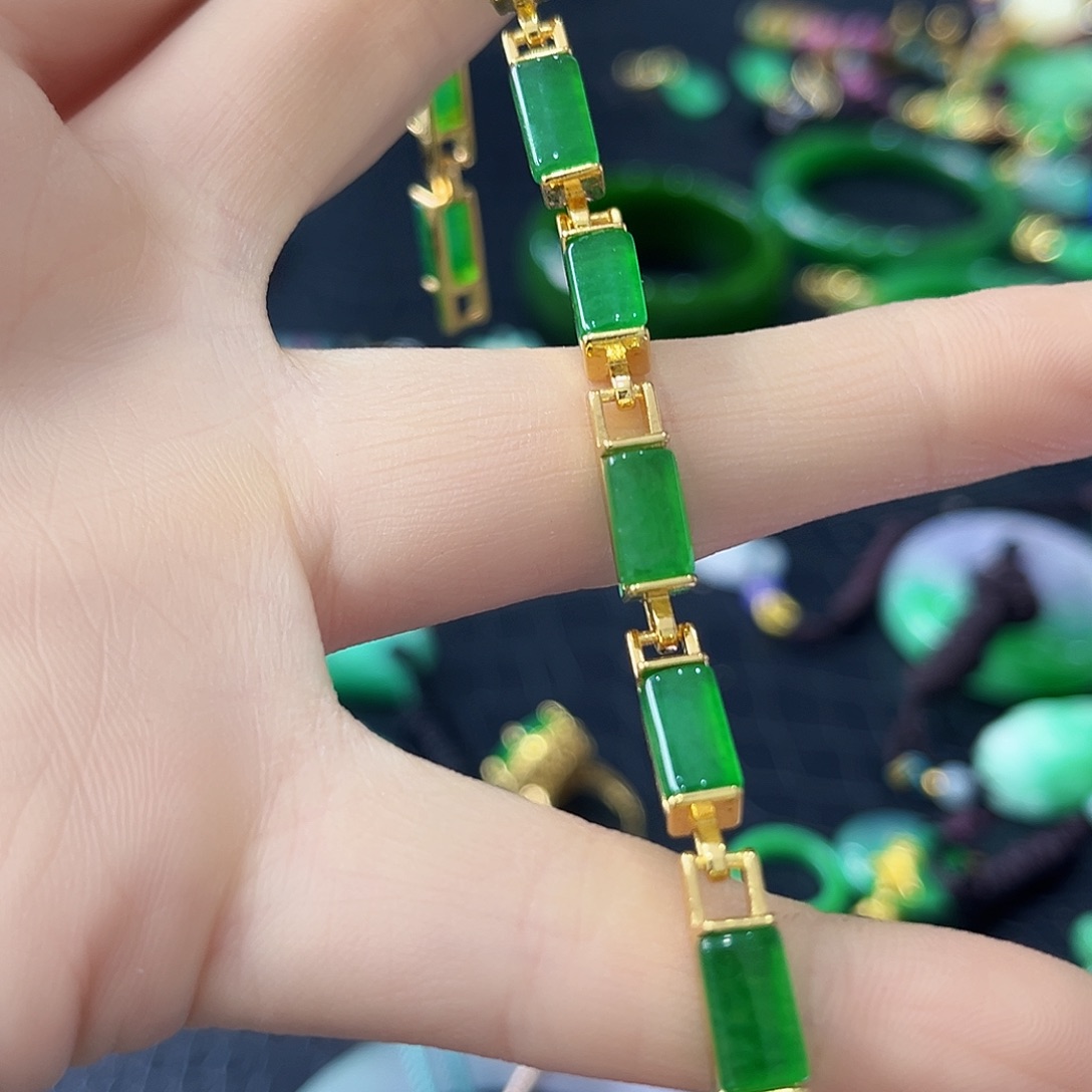 翡翠手镯未镶嵌多样性