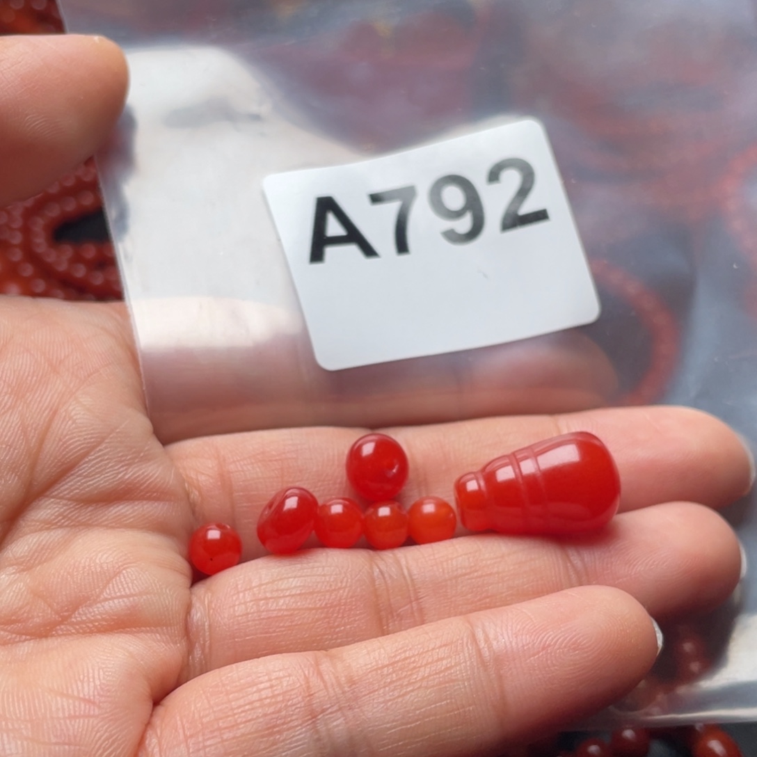 锦****南红玛瑙未镶嵌手链