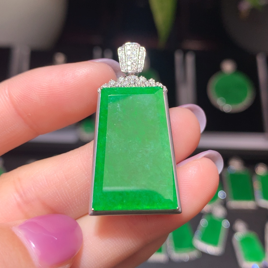 翡翠颈饰18K金镶嵌翡翠