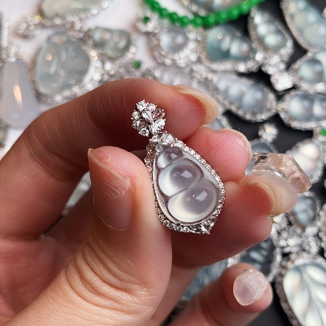 翡翠18K金镶嵌颈饰