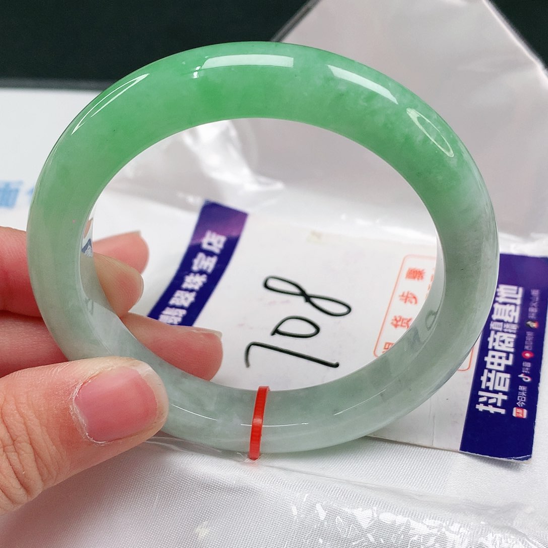 翡翠手镯未镶嵌翡翠