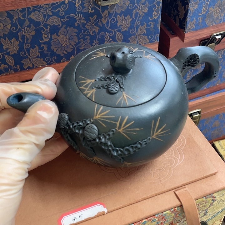 紫砂茶壶原矿泥料手工制作的一把紫砂壶。