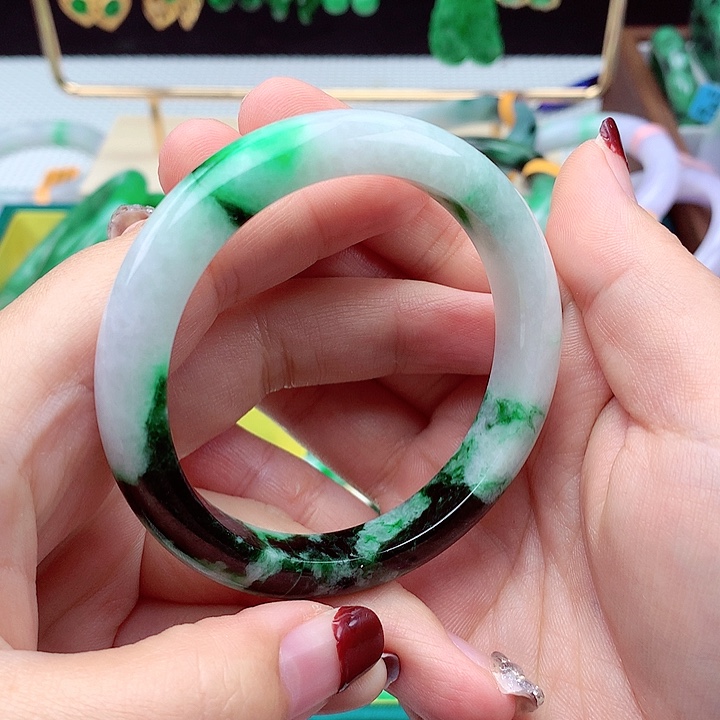 翡翠手镯未镶嵌翡翠