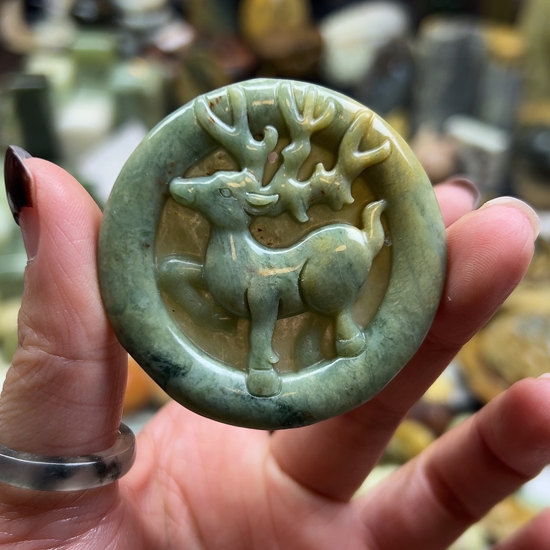 岫玉未镶嵌颈饰花玉小鹿