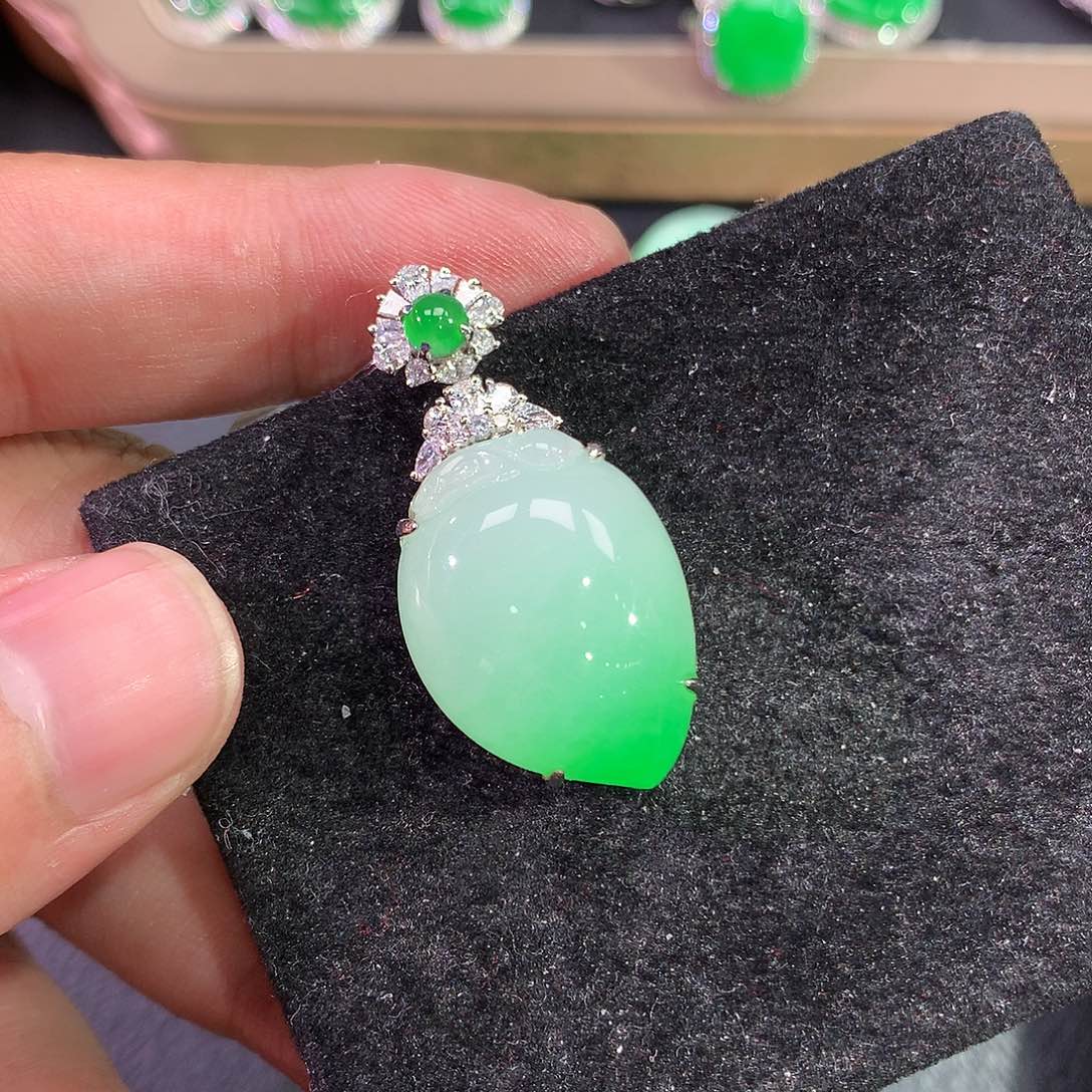 翡翠吊坠(赠链)18K金镶嵌