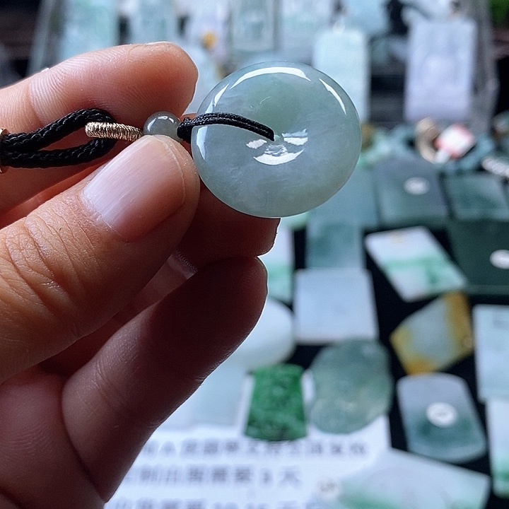 翡翠挂件未镶嵌翡翠的