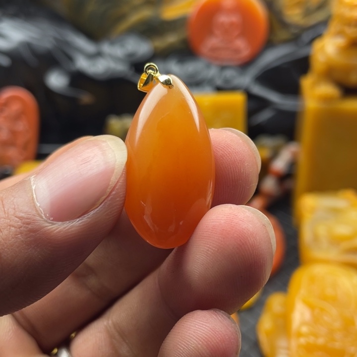 石英质玉（黄龙玉）挂件合金