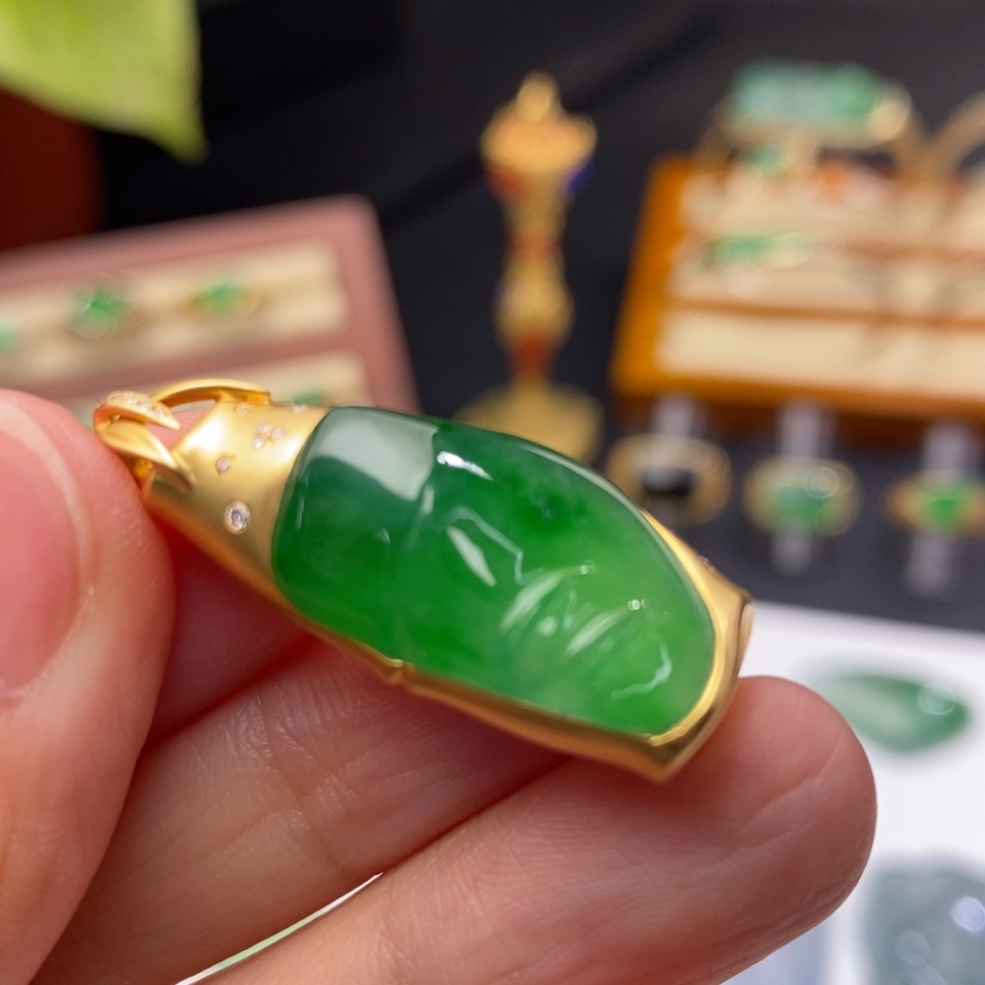 翡翠颈饰18K金镶嵌吊坠