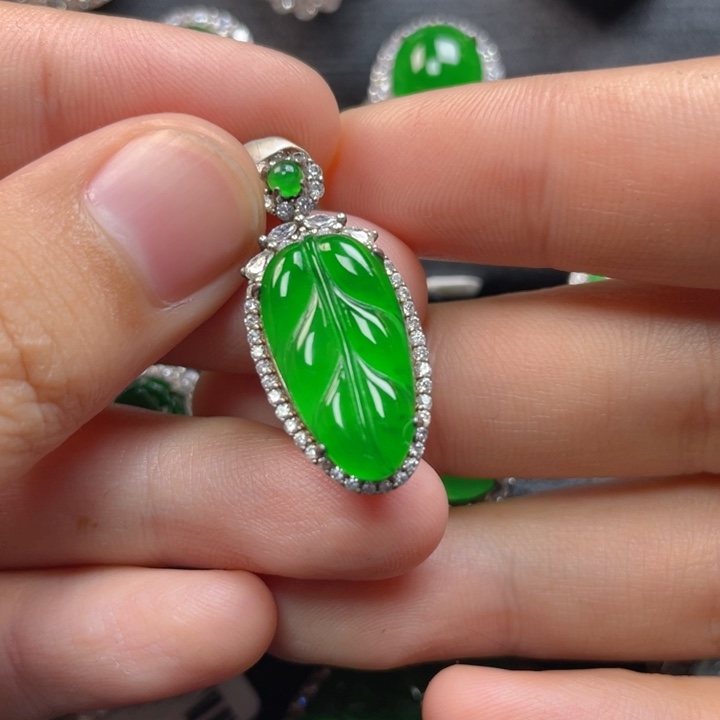 翡翠颈饰银S925镶嵌吊坠