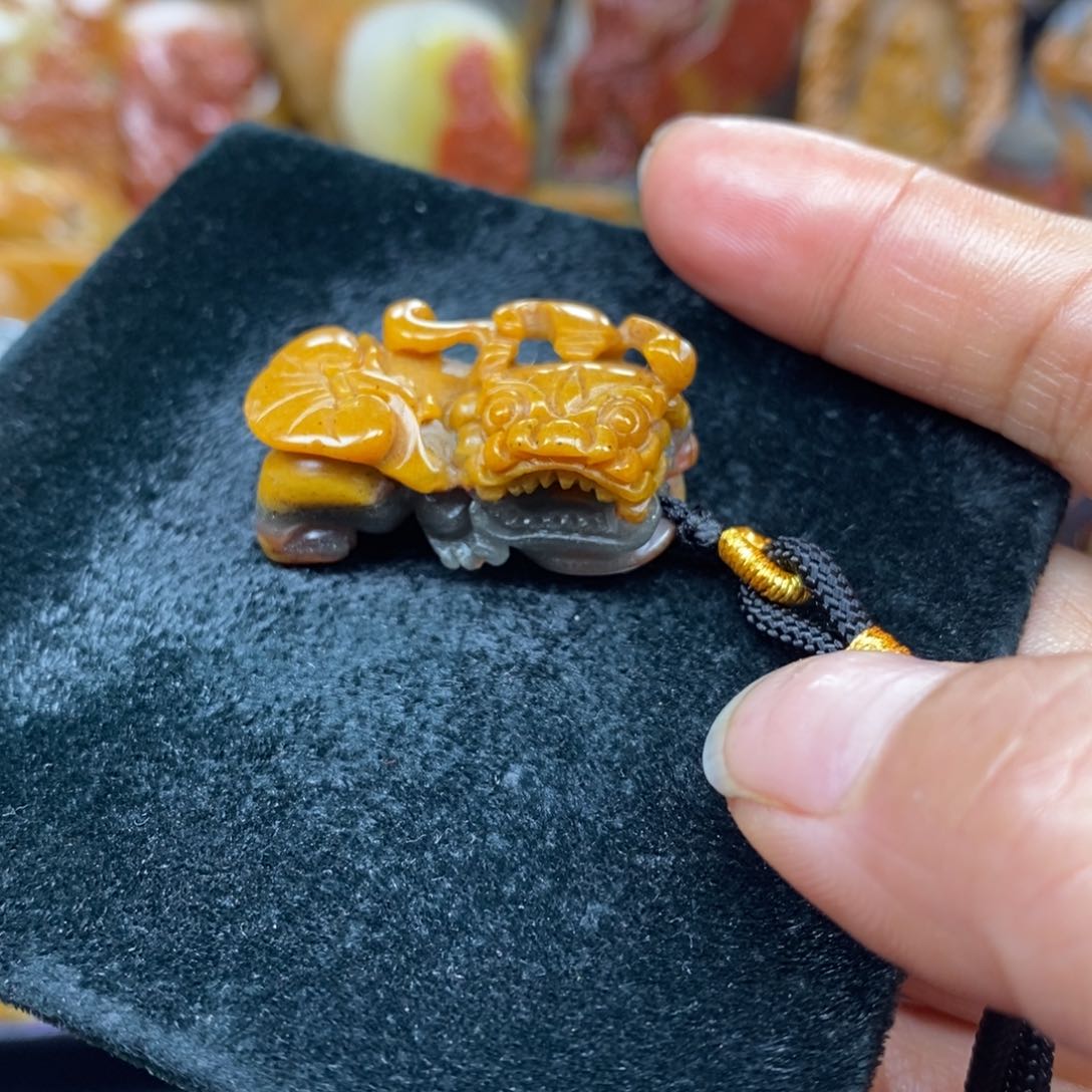 未镶嵌石英质玉（黄龙玉）颈饰