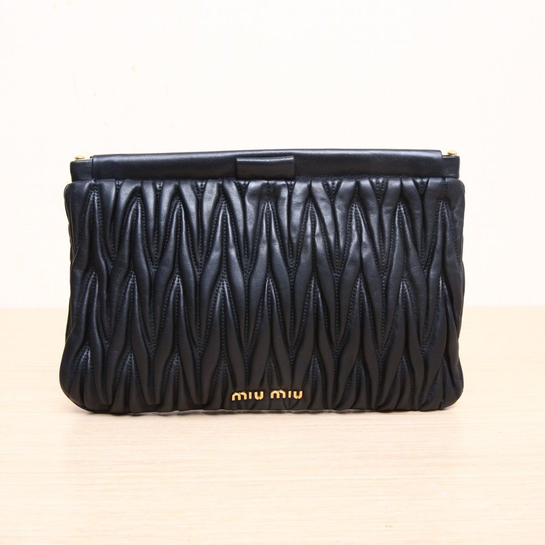 95新 MIU MIU/缪缪 小花攀攀 黑色 皮革S 褶皱 手包