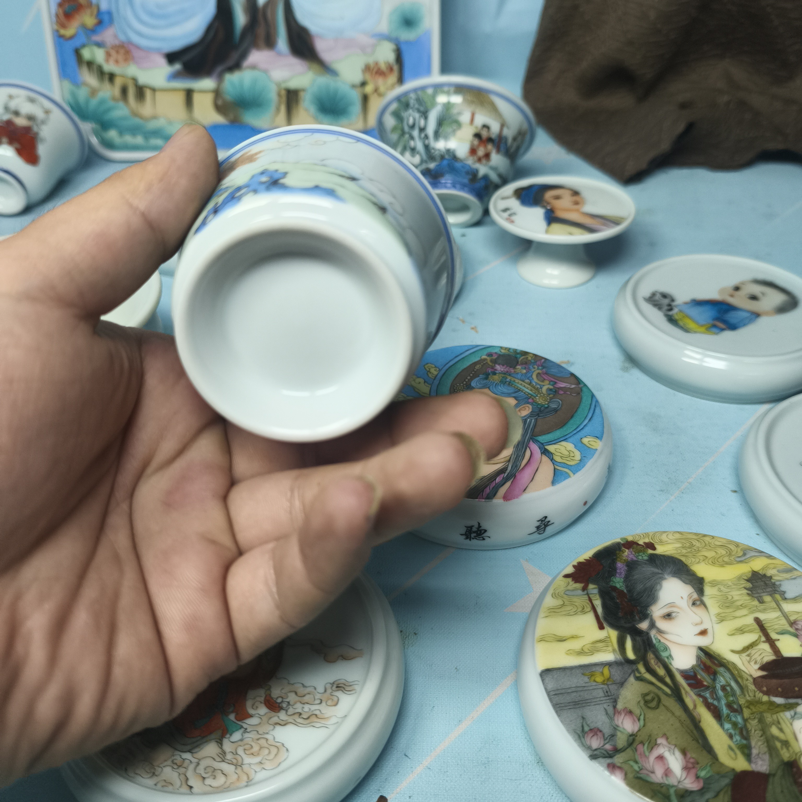 景德镇纯手绘陶瓷山水蜡笔小新茶碗