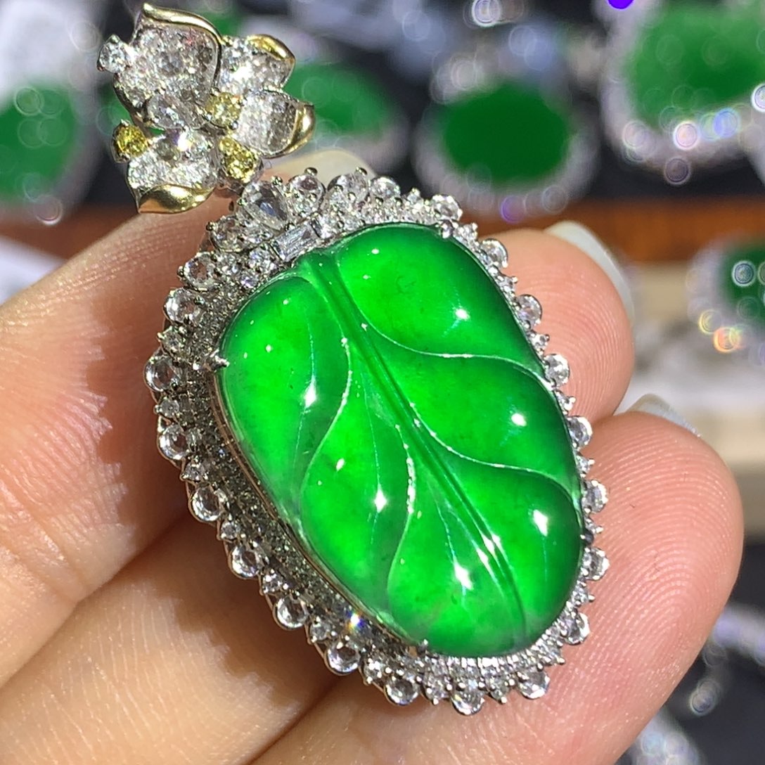 翡翠18K金镶嵌颈饰8、