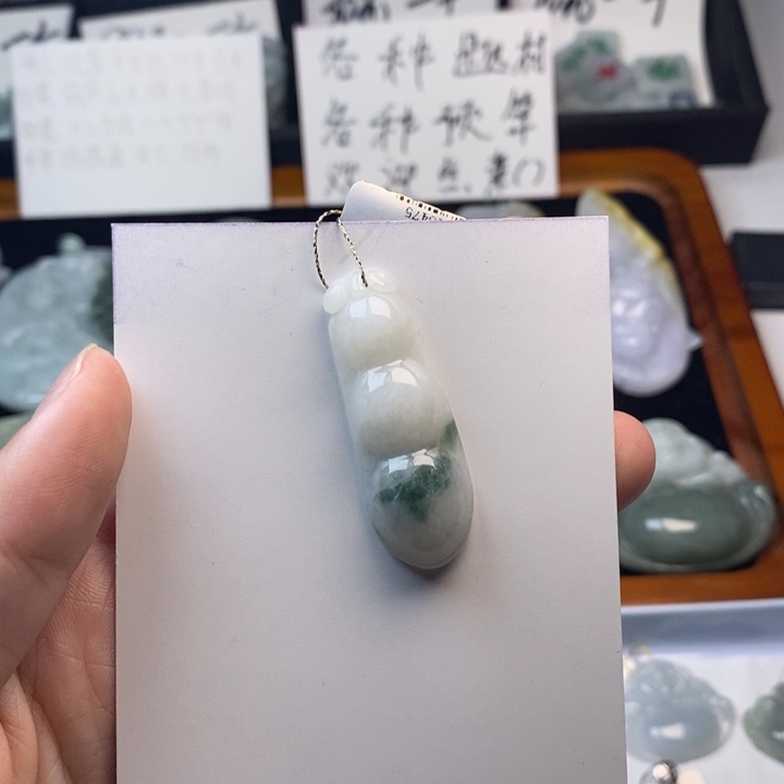 翡翠颈饰未镶嵌福豆