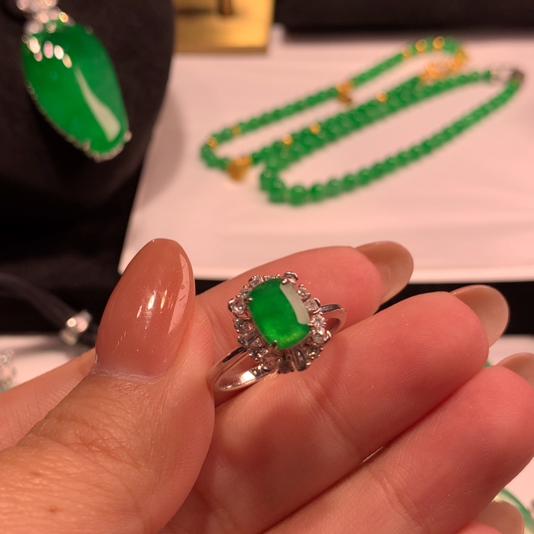 翡翠戒指18K金镶嵌戒指