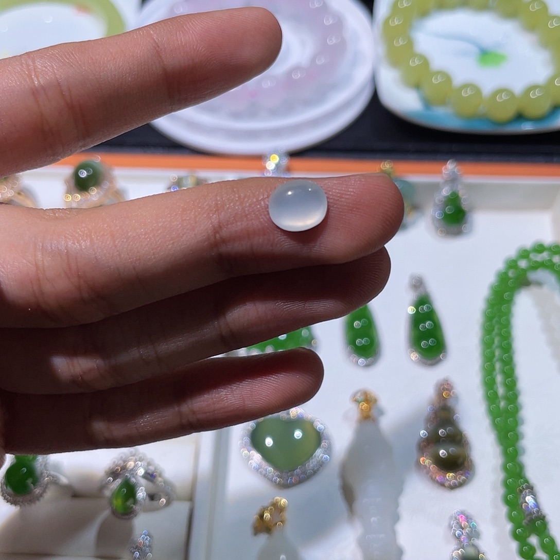 和田玉18K金镶嵌颈饰